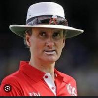 Billy Bowden. ™